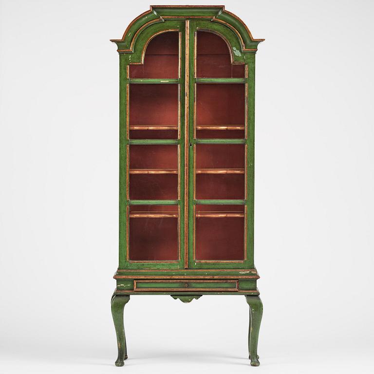 Vitrinskåp, Sverige, 1700-talets andra hälft, Rokoko.