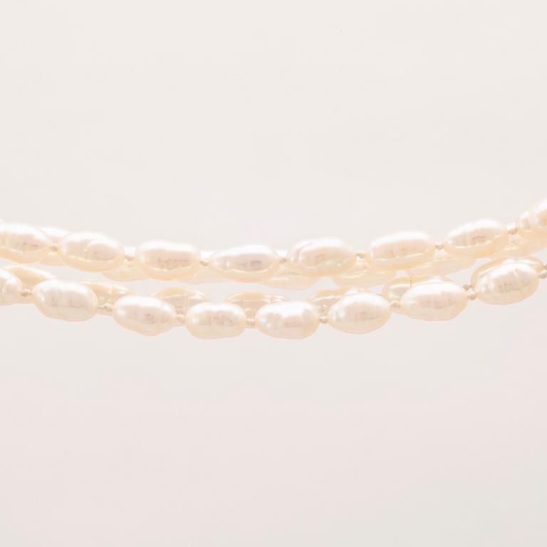 A necklace of cultured pearls set with a 14K gold lock and round brilliant cut diamonds.