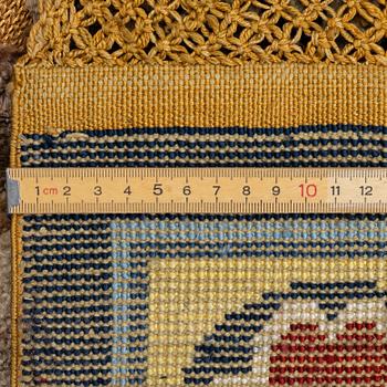 Matta, semiantik, silke, Kina, ca 186 x 121 cm.