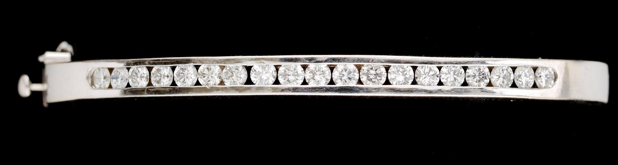 ARMRING med 19 briljantslipade diamanter,