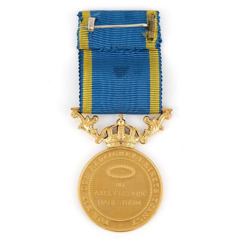MEDALJ, 23k guld, "För nit och redlighet", Gustav V, 1947. Total vikt ca 22 gram.