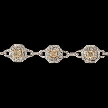 1214. ARMBAND, vita briljantslipade och nio 'fancy' gula radiantslipade diamanter, tot. 2.70 ct, resp. tot. 4.07 ct.