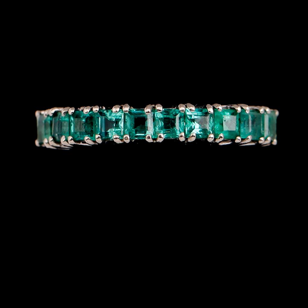 RING, 18 k vitguld, gröna stenar, svenska stämplar 1983, total vikt ca 3 g.