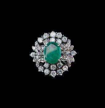 560. SORMUS, 8/8 ja 16/16 hiottuja timantteja n. 1.50 ct. Smaragdi n. 2.69 ct. Paino 10 g. Gemmologin todistus.