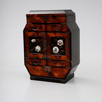 SMYCKESKÅP, Kina, 1800-/1900-tal.