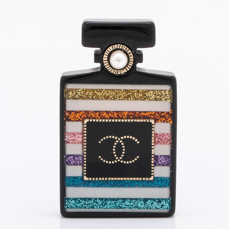 Chanel brooch, resin, metal and fake pearl, approx 5 x 3 cm, original case and box.