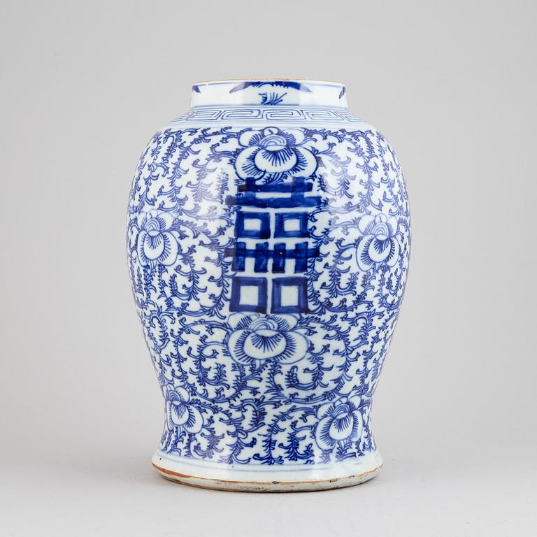 A chinese blue and white urn, Qing Dynasty, 19th century.