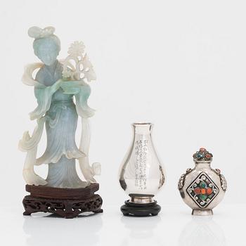 Figurin, jadeit, på träsockel, samt snusflaska och  vas i silver, Kina 1900-talets första hälft.