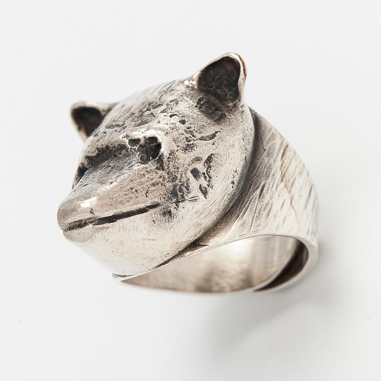 Eila Minkkinen, sormus, karhu, sterlinghopea, 2015.