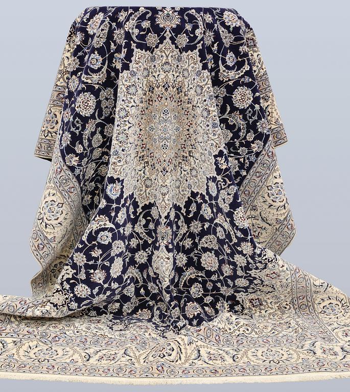 A part silk Nain carpet, so-called 4LAA, approx. 318 x 219 cm.