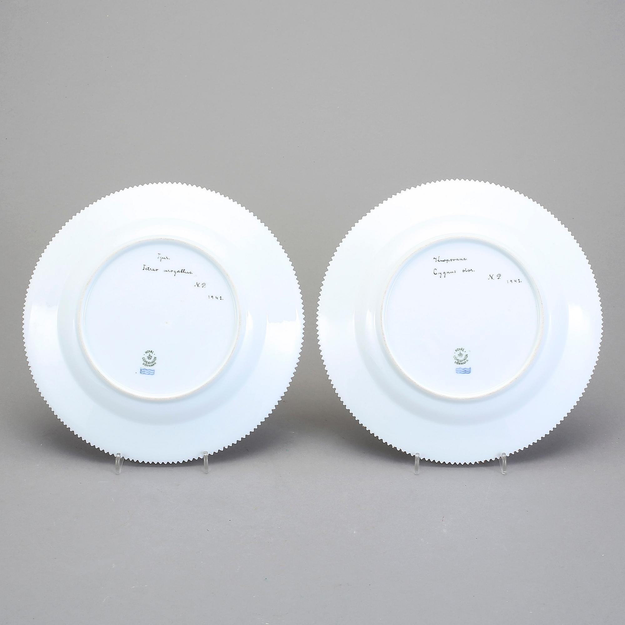 TALLRIKAR, 4 st, porslin. Royal Copenhagen, ur servisen Flora Danica. Dekorerade i s k Hausmalerei, 1942 och 1947.