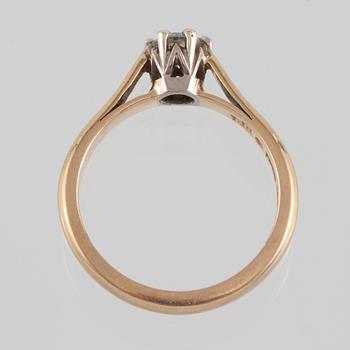 RING, 18K guld med briljantslipad diamant ca 0.32 ct, Öbergs Stockholm, 1943. Vikt 3,9 gram.