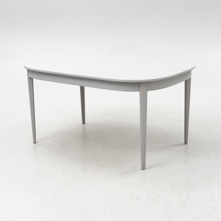 A Gustavian style dining table with twelve chairs, late 20th century.