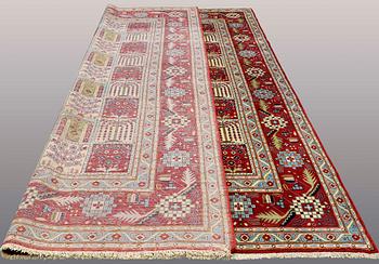 A CARPET, Sarouk, 405 x 292 cm.