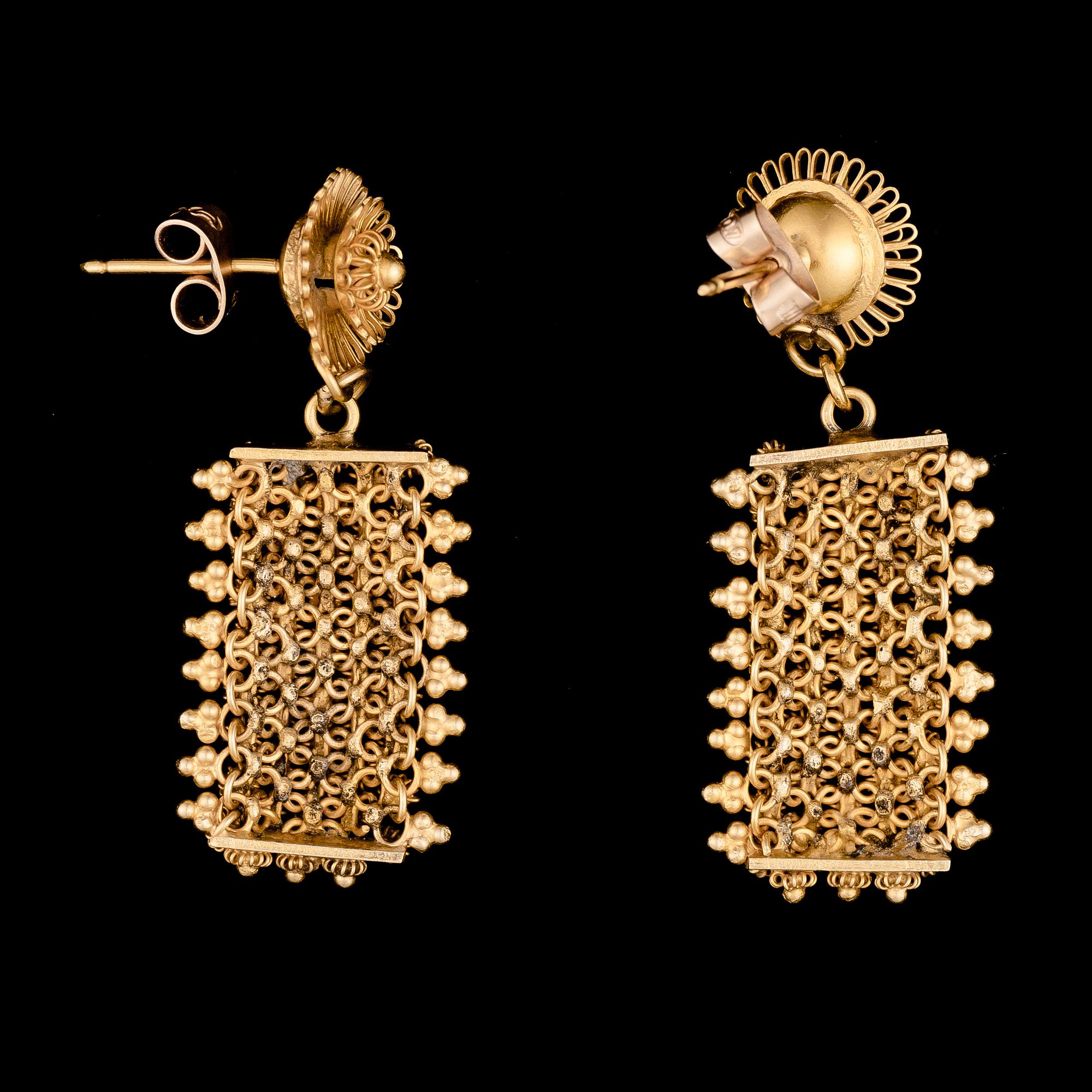 A NECKLACE, A BRACELET and A PAIR OF EARRINGS, 18K gold.