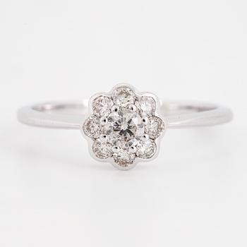 RING, med briljantslipade diamanter, blomformad.
