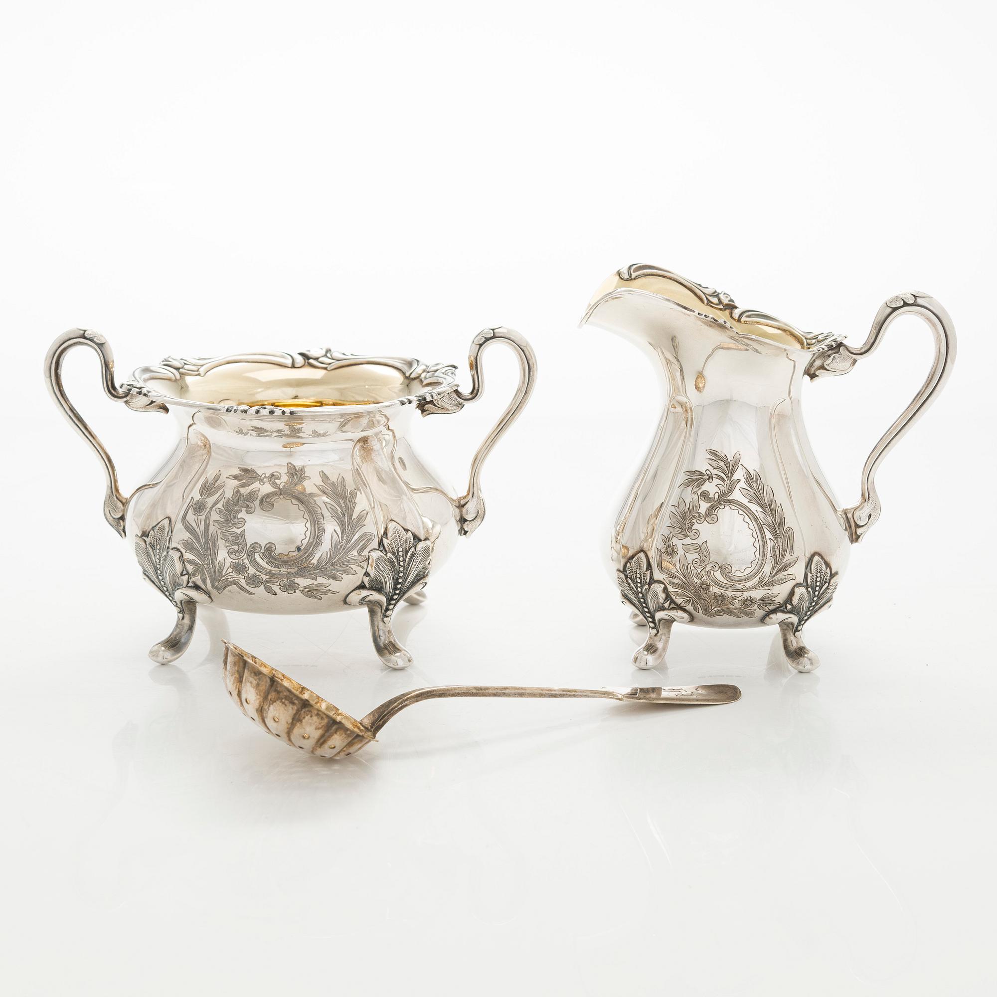 Kermakko ja sokerikko, hopea, 1939, Kultakeskus, ja sirotinlusikka, 1921 Helsinki.