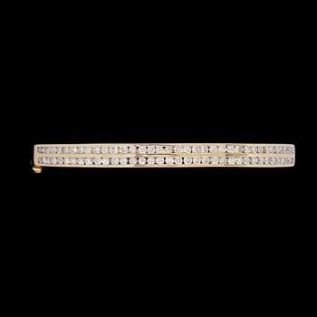 ARMRING, 18k guld med briljantslipade diamanter, totalt ca 2.50 ct, utländska stämplar. Vikt 21 g.