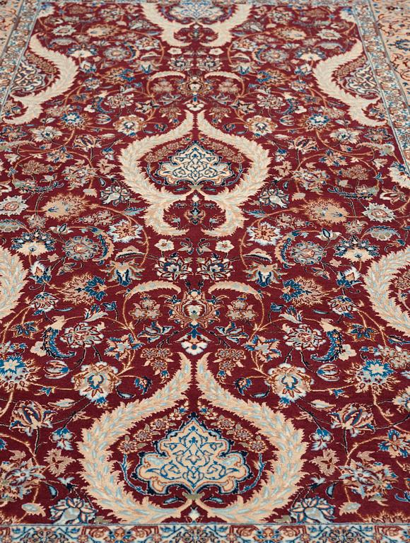 MATTO, a semi-antique/old Esfahan/Nain part silk, ca 232,5 x 137,5 cm (as well as one end with ca 1 cm flat weave).