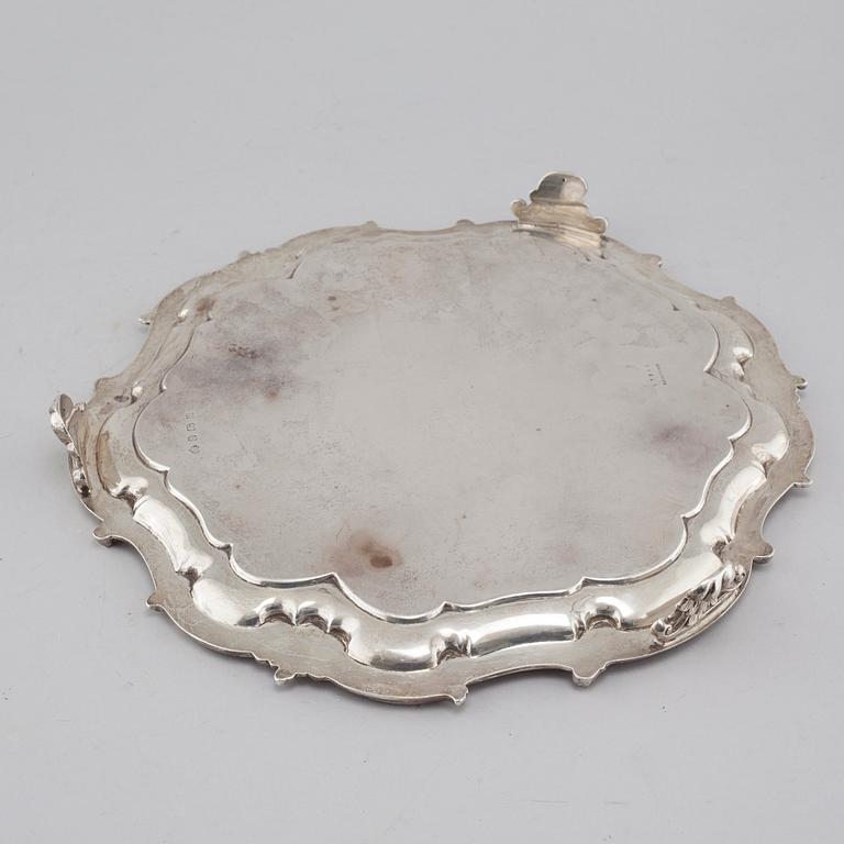 A silver platter by Elkington & Co, Birmingham, 1915.