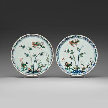 A pair of large famille verte dishes/trays, Qing dynasty, Kangxi (1662-1722).