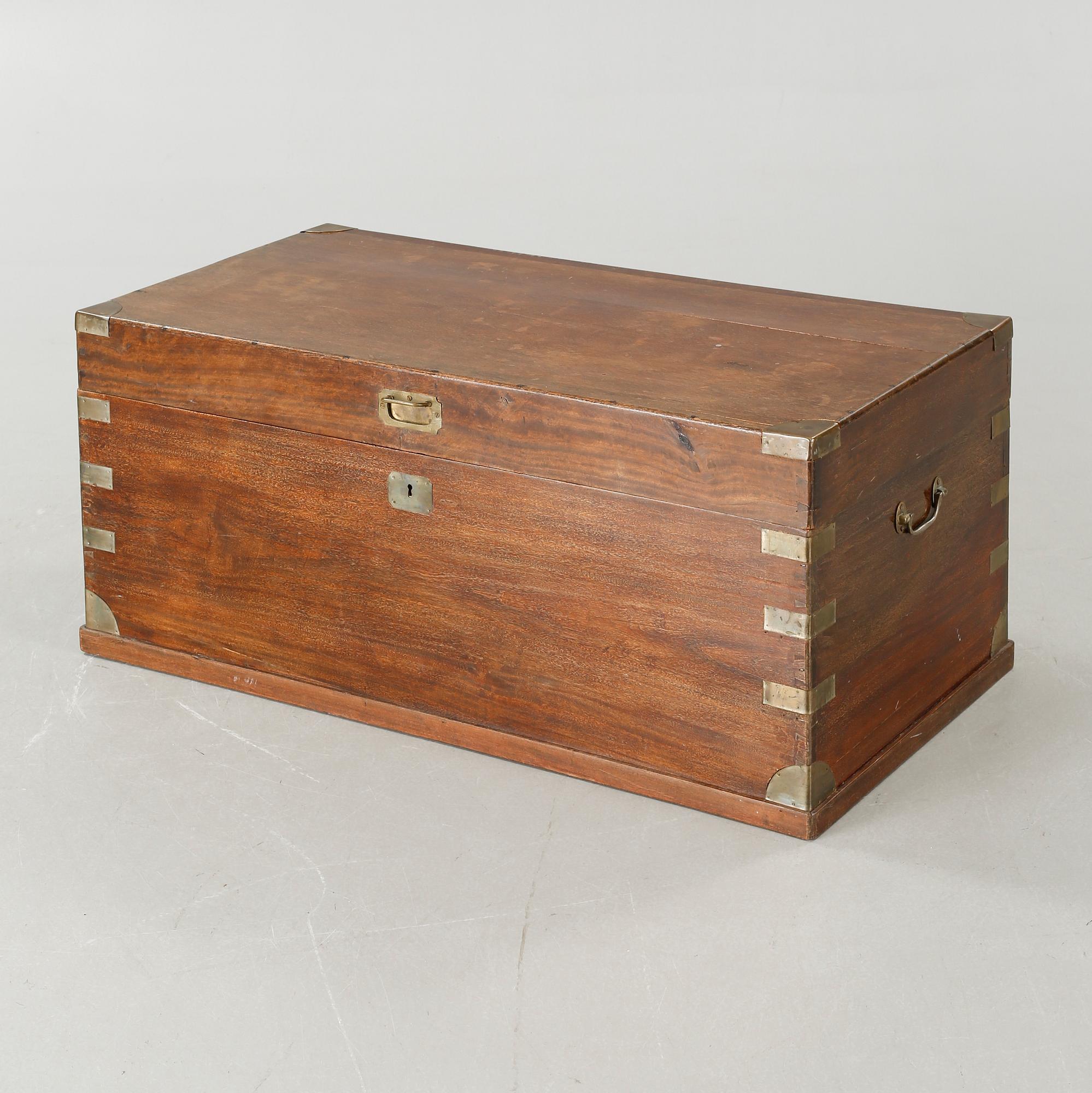 KOFFERT / KISTA, engelsk stil, omkring sekelskiftet 1900.