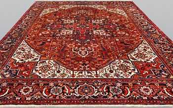 Matta, Heriz, ca 385 x 287 cm.