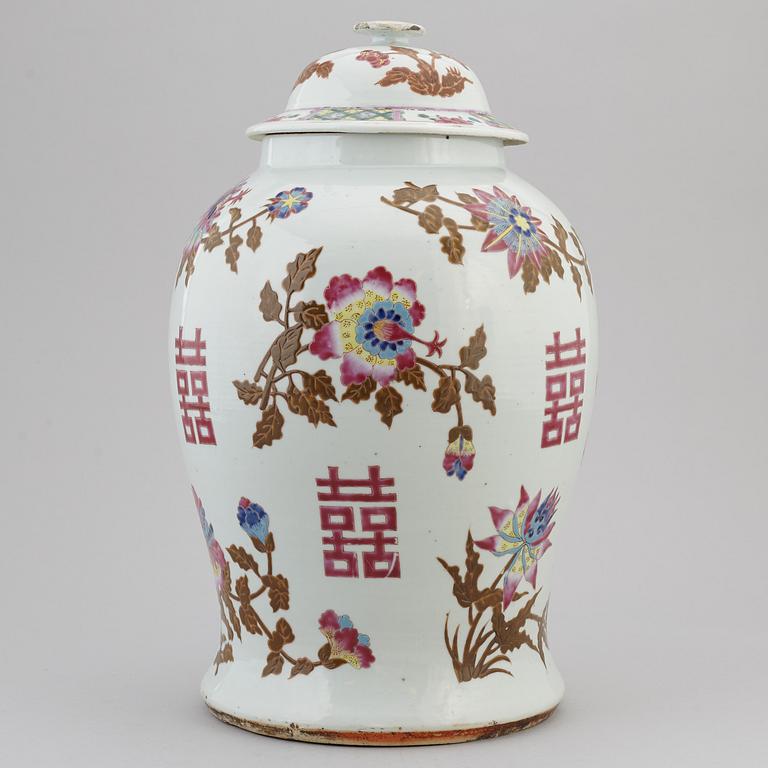 A large famille rose vase with cover, Qing dynasty, ca 1900.