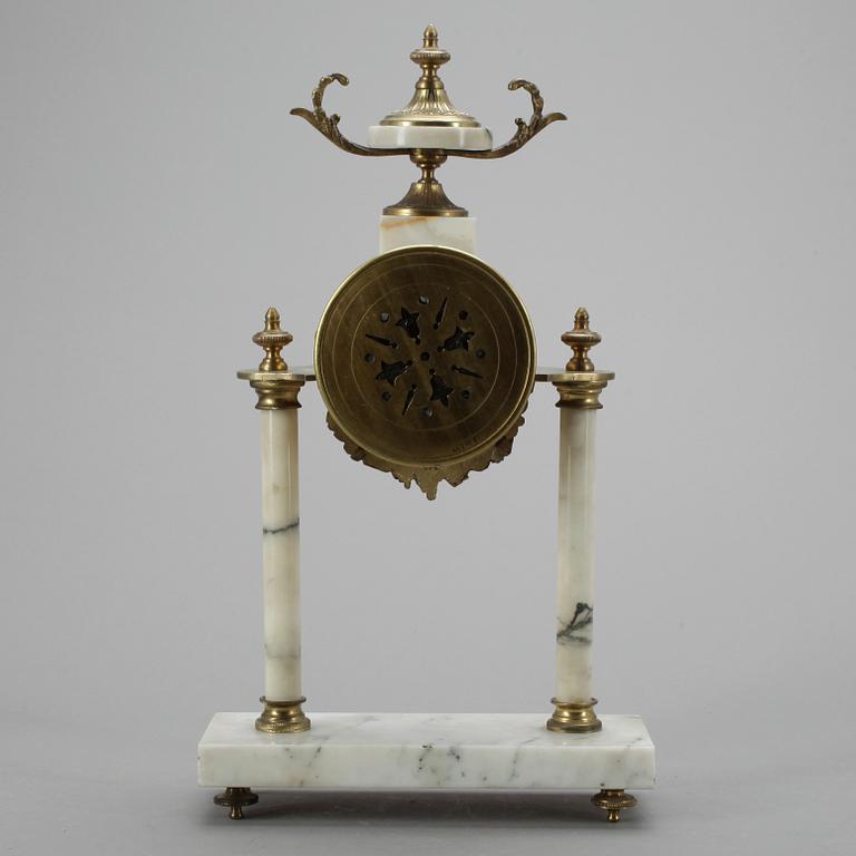 BORDSPENDYL, Louis XVI stil, omkr år 1900.