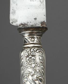 SKINKBESTICK, 2 delar, silver, rokokostil, Henri Gabert, Paris, Frankrike, 1800-talets andra hälft. Tot ca 229 g.