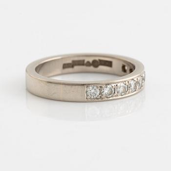 An 18K white gold ring set with round briliant-cut diamonds.