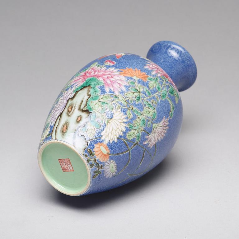 A Chinese sgrafitto vase, Republik, 20th Century.