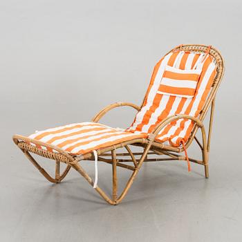 SOLSTOL/VILFÅTÖLJ, rotting, 1900-tal. Dyna medföljer.