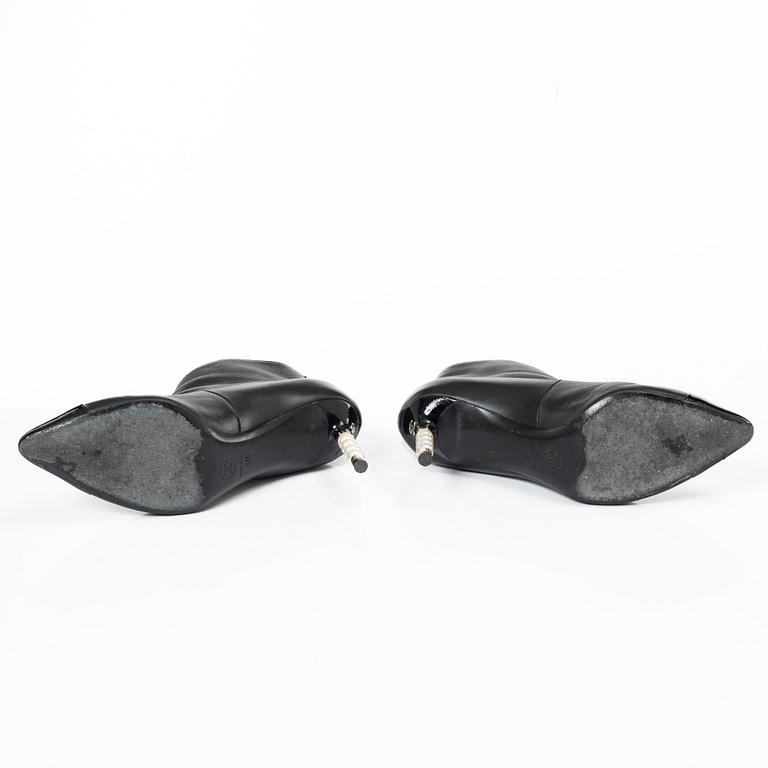 Chanel, ankle boots, size 37C.