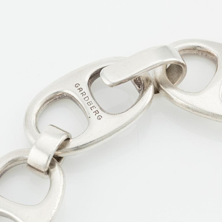 Bertel Gardberg, a silver bracelet, Hopeatehdas Oy, Helsinki 1966.