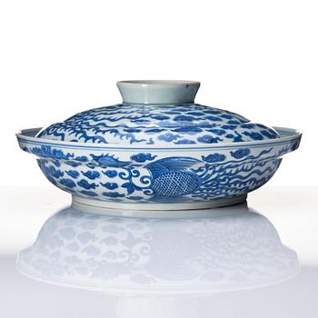 A blue and white 'phoenix' bowl with cover, Qing dynasty, Guangxu mark and period (1875-1908).