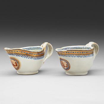 A pair of export sauce boats, Qing dynasty, Jiaqing (1796-1820).