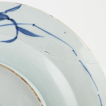 A Chinese blue and white porcelain dish, Qing dynasty, Kangxi (1662-1723).