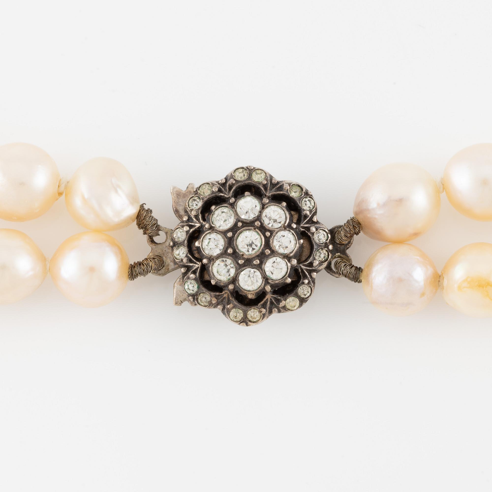 Pearl necklace, double-stranded with cultured pearls, with a clasp of silver set with pastes.
