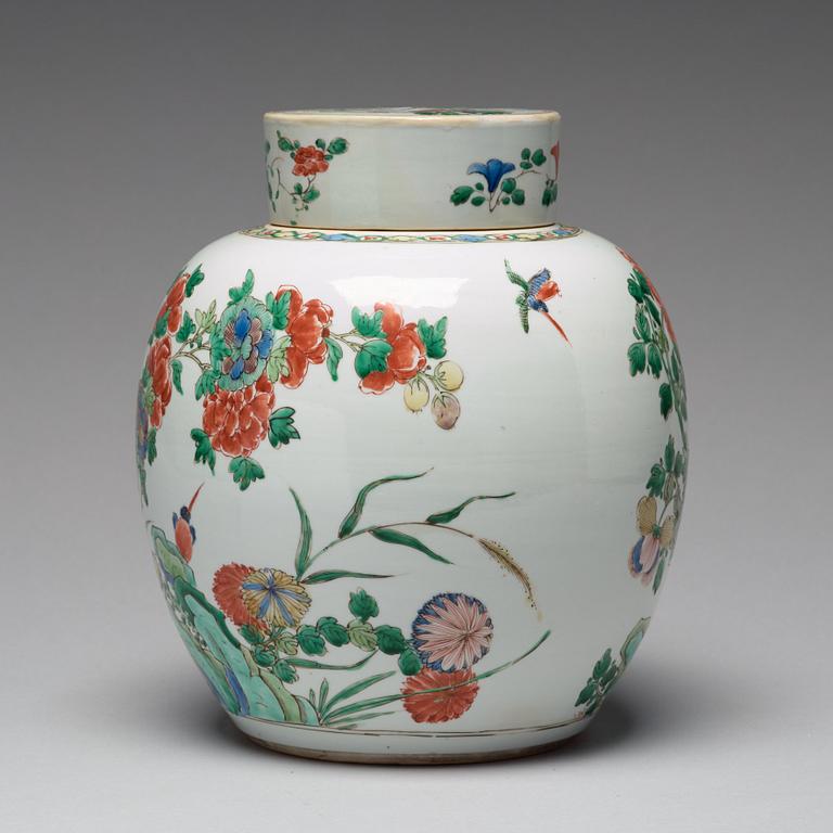 KRUKA med LOCK, porslin. Qingdynastin, Kangxi (1662-1722).