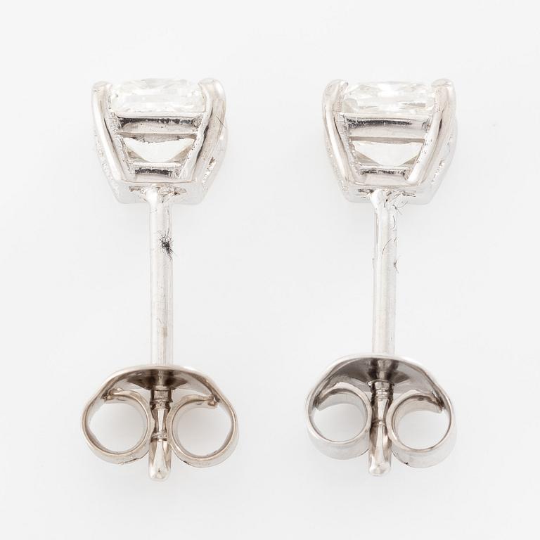 Earrings, 18K white gold with cushion-cut diamonds, total 1.01 ct. Accompanied by GIA dossier.