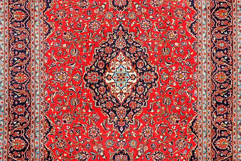 A Kashan carpet, a. 360 x 245 cm.