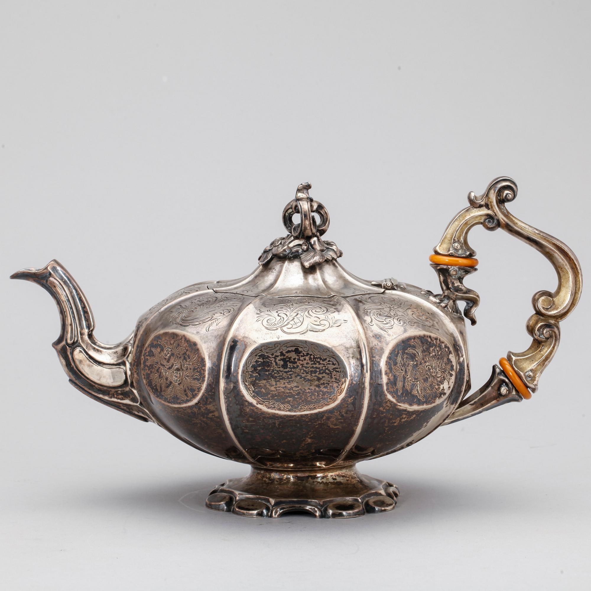TEKANNA, silver, nyrokoko, Gustav Möllenborg, Stockholm 1850. Vikt ca 924 gram.