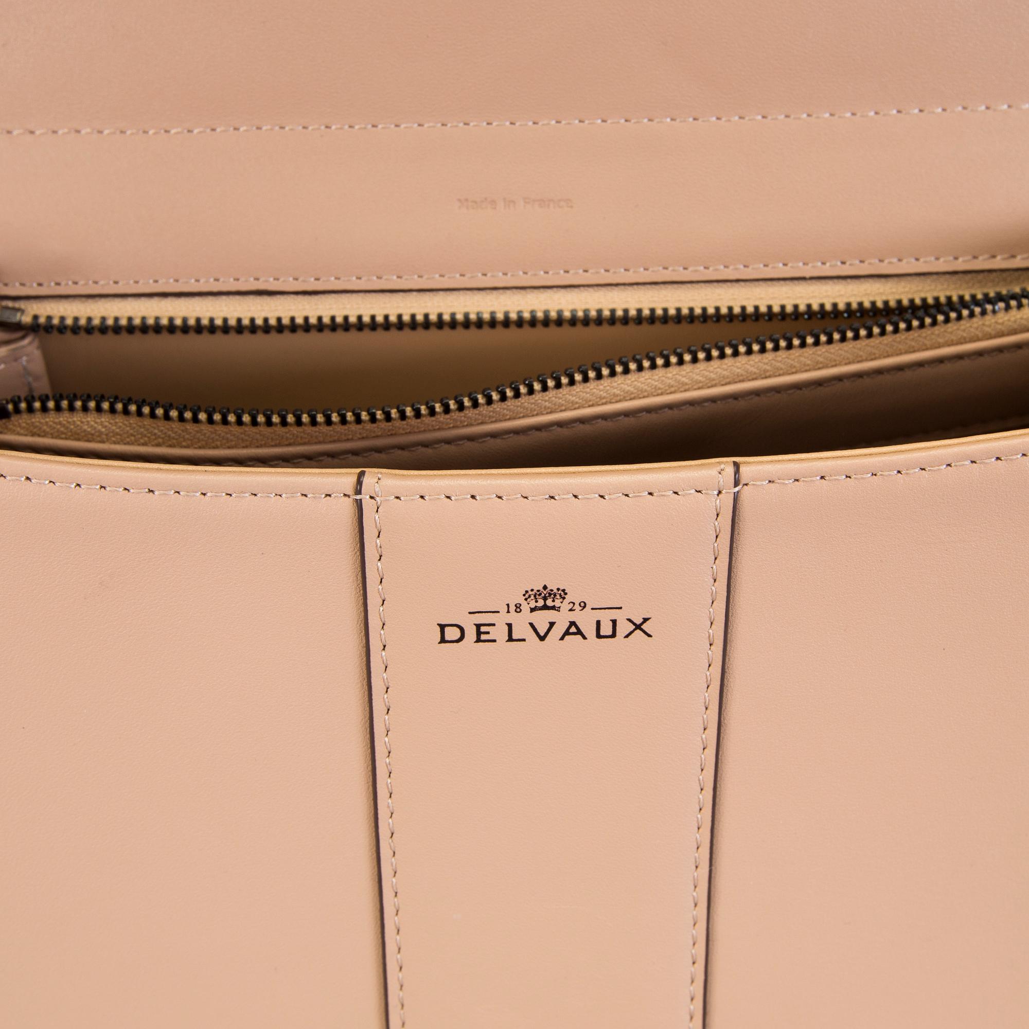 A Delvaux "Brillant" ladies handbag in nude/biscuit colored leather.