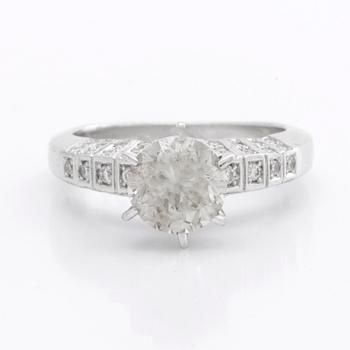 RING 14K vitguld m 1 briljant ca 1,8 ct, ca L-M VS, sidostenar ca 0,25 ct totalt.