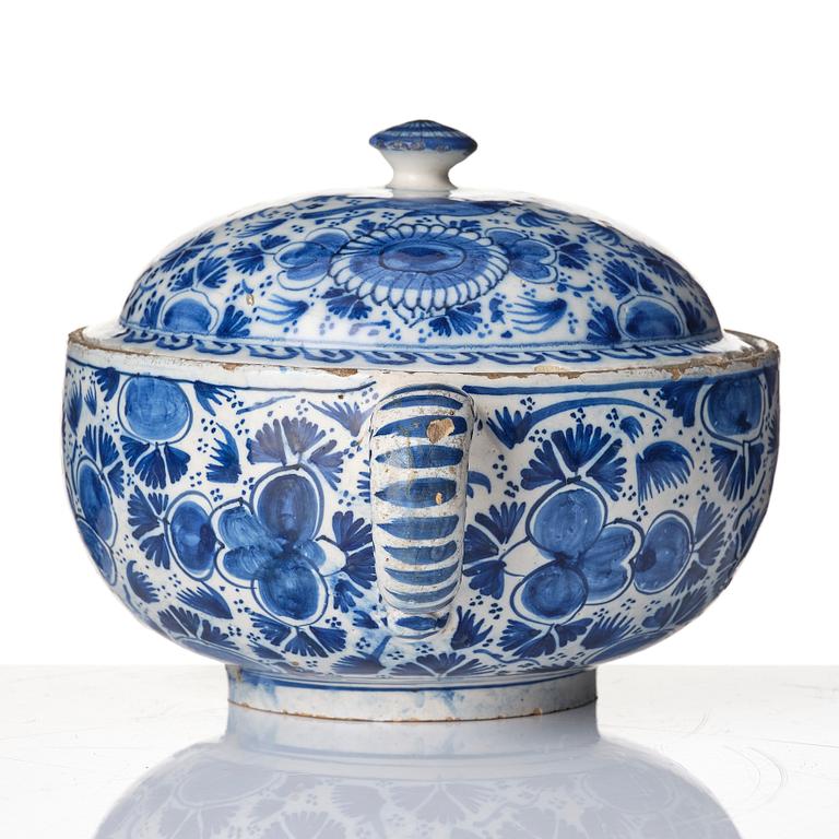 A blue and white faience tureen with cover 'kallskål', 18th century.