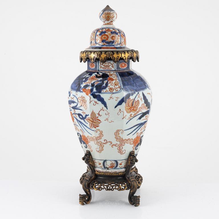 Urn with lid, Japan ,Edo, 18th-19th century.
