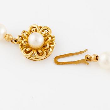 Pearl necklace, graduated cultured pearls with clasp in 18K gold.