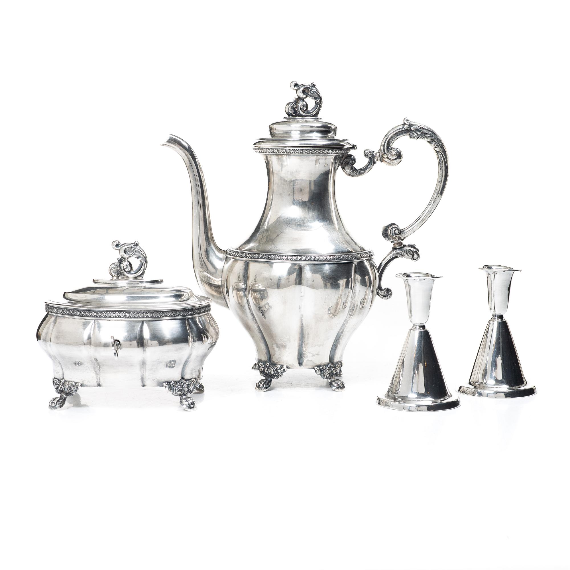 Kaffekanna och sockerskrin, samt ett par ljusstakar, silver, bl a AG Dufva, Stockholm 1910.