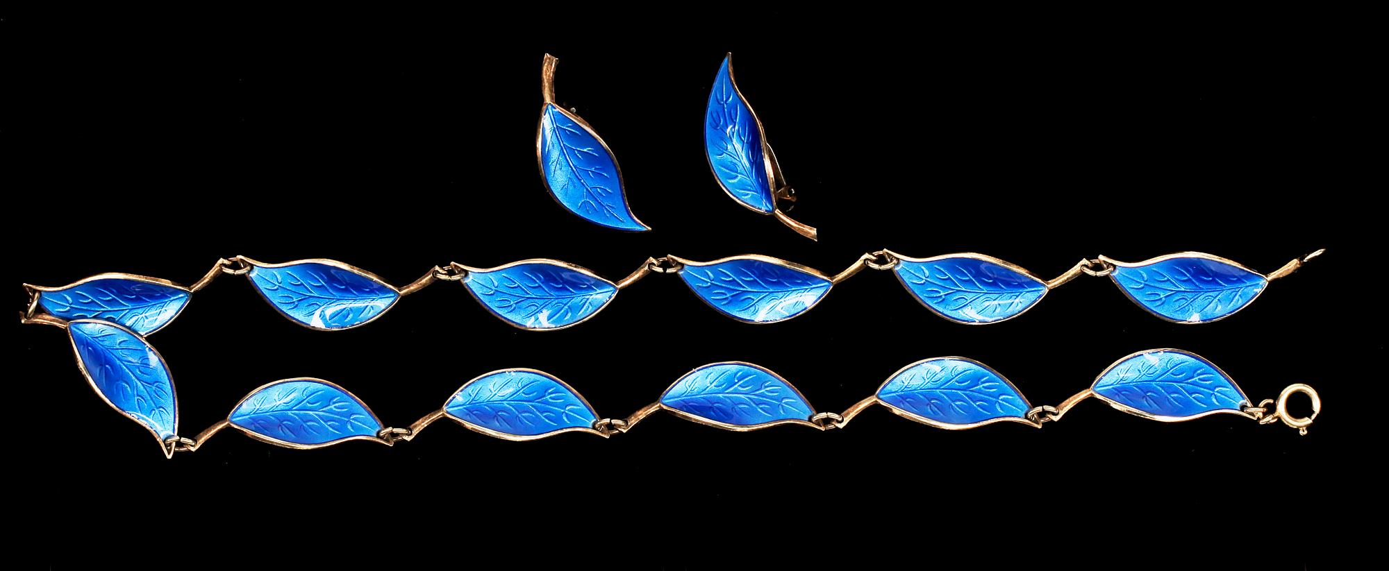 HALSBAND samt ÖRHÄNGEN, sterlingsilver med emalj. Design Willy Winaess, David Andersen. 1950-tal.